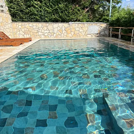 Dhermi Kondaq